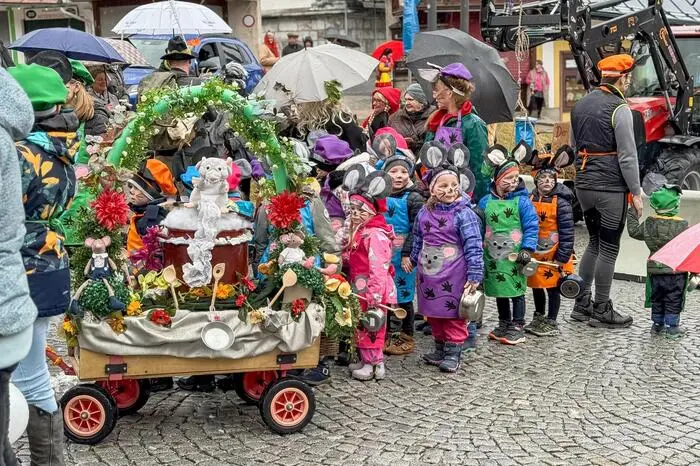 Große und kleine Fschingsfreunde haben sich verkleidet