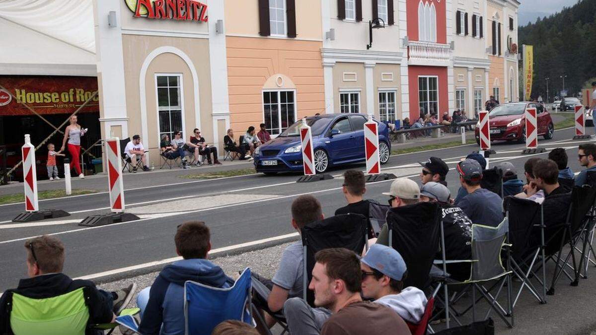 Erste Autofans werden ihre Klappstühle schon am Freitag aufklappen