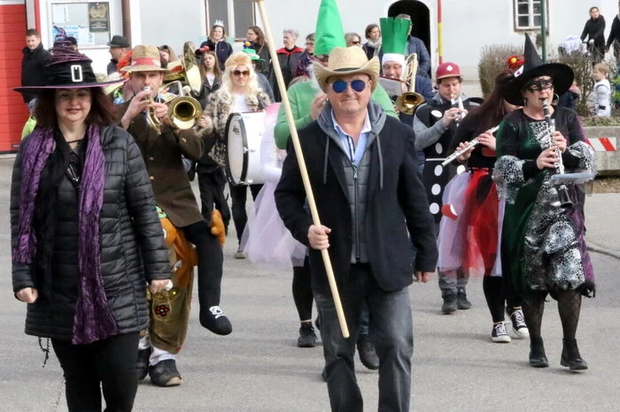 Auch Bürgermeister Josef Klausner (Mitte), der mit einem Besen als Taktstock den Musikverein Kappel beim Umzug anführte, hatte sich unter das Narrenvolk gemischt.
