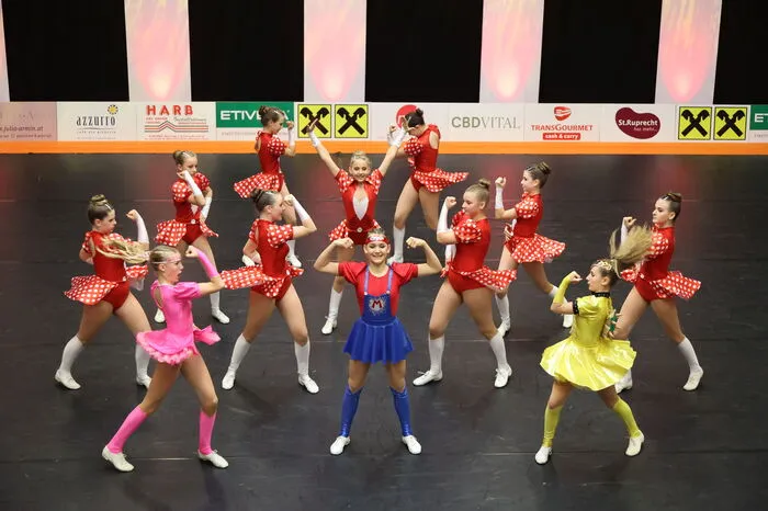 Die Girls Formation Crazy Angels.