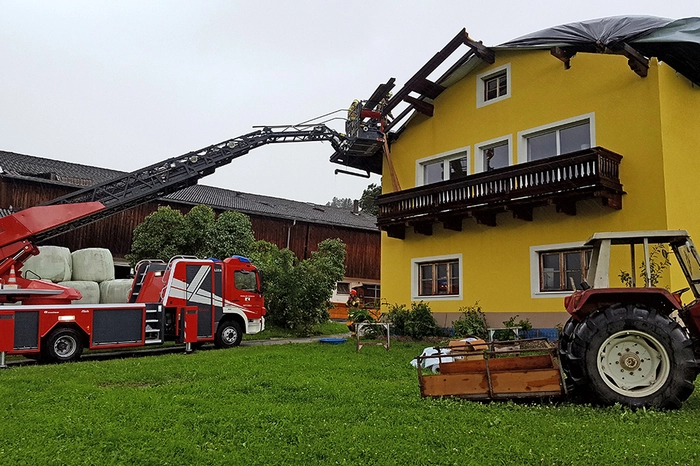 Bei einem Bauernhof wurde das Dach eines Nebengebäudes samt Dachstuhl abgedeckt, dadurch wurden im Hof abgestellte Fahrzeuge beschädigt. Auch mehrere Pkw in der Gemeinde wurden bei dem Unwetter von herumfliegenden Gegenständen getroffen.  