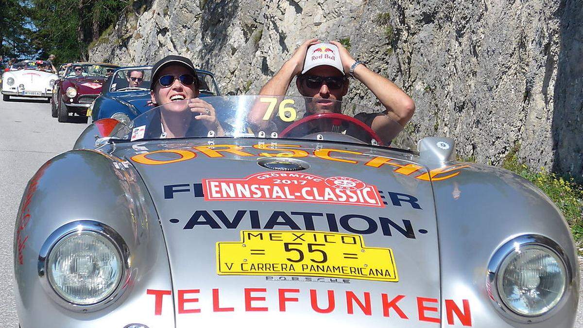 Frisch aus dem Museum auf die Straße: der Porsche 550 Spyder im Dreamteam mit Mark Webber (links im Bild Birgit Pichler)