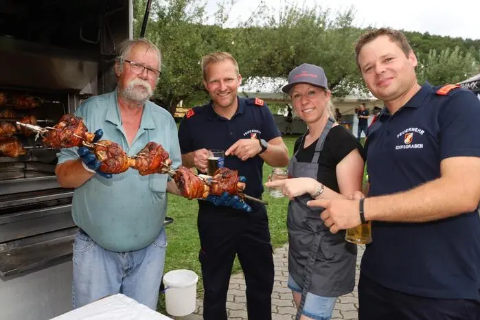 Karl Draxler und Feuerwehrkommandant Andreas Krenn mit herrlichen Grillstelzen