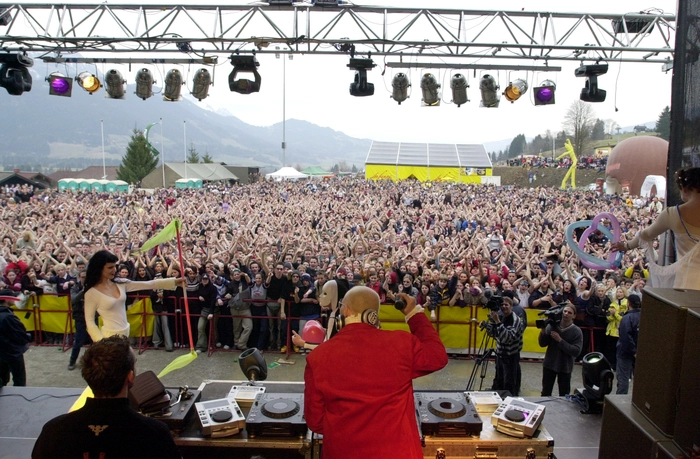 Ein Mann steht auf einer Bühne und Tausende Menschen jubeln ihm zu