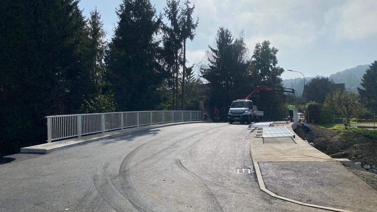 Die Brücke kann bereits ab Mittwochnachmittag auf beiden Fahrspuren überquert werden