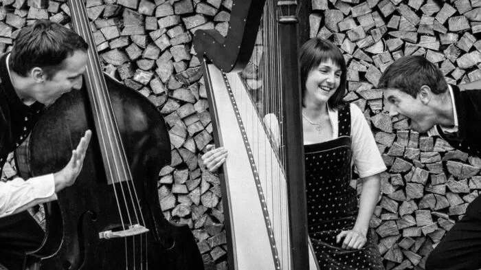 Das Trio der Musikgruppe "gschrems" freut sich auf das Live-Stream-Konzert.