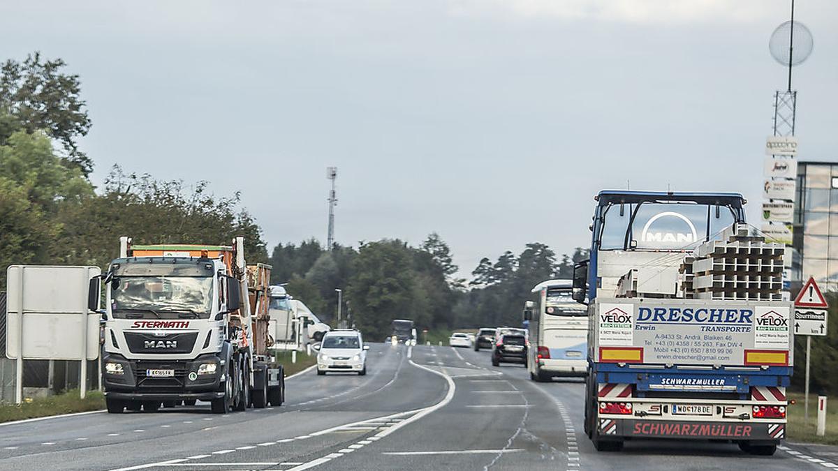 An Spitzentagen werden auf der B 70 rund 1000 Lkw gezählt