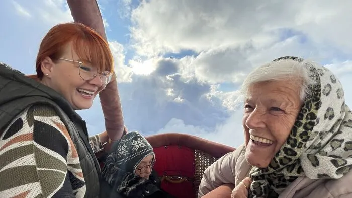 Im Pflegeheim SeneCura in Söchau haben die Bewohnerinnen und Bewohner einmal im Jahr einen Wunsch frei. Berta Ehgartner aus Großwilfersdorf und Elisabeth Gmeindl aus Walkersdorf wünschten sich eine Fahrt mit einem Heißluftballon.