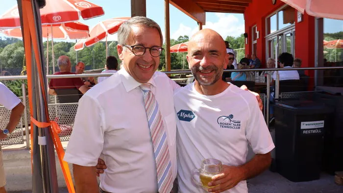 Obmann Klaus Jereb, hier mit Bürgermeister Johannes Schmid, und sein Team vom Tennisclub Rosental feierten mit 140 Mitgliedern und zahlreichen Gästen das 20-jährige Bestehen des Vereins auf der eigenen Anlage im Freizeitzentrum Rosental an der Kainach.