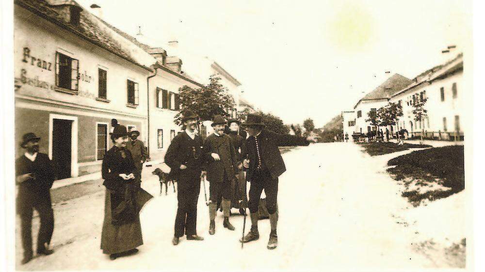 Bürger diskutieren am Schladminger Hauptplatz um 1880