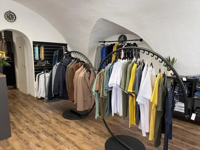 Im vorderen Bereich findet sich Herrenmode....