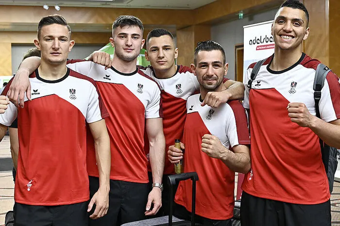 BOXEN: Aufgrund der chaotischen Zustände im krisengeschüttelten und suspendierten Weltverband AIBA gestaltete das IOC das Qualifikationsprozedere der nun 13 Gewichtsklassen (5 Frauen/8 Männer) neu. Zusätzlich geht es im österreichischen Verband ÖBV rund. Lebenslange Sperren und Suspendierungen waren ausgesprochen worden, weil sich Sportler gegen den Cheftrainer gestellt hatten. Nach der Absage des Welt-Qualifikationsturniers ist die Europa-Qualifikation von 4. bis 8. Juni in Paris nun die letzte verbliebene Chance. Teilnahmeberechtigt wäre für Österreich nur noch Marcel Rumpler - ob der Niederösterreicher vom ÖBV entsandt wird, ist wegen der laufenden Rechtsstreitigkeiten fraglich.
