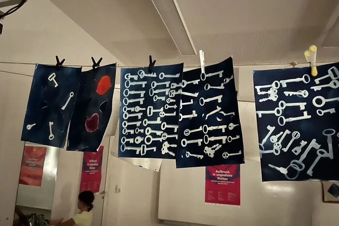 Die Fotos hängen quer durchs Klassenzimmer