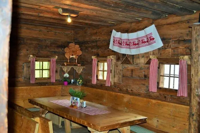 In uriger Atmosphäre kann man sich hier stärken, bevor es ab in den Bach geht.