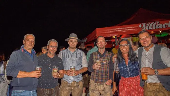 Beste Stimmung vor und im Festzelt herrschte am Samstag