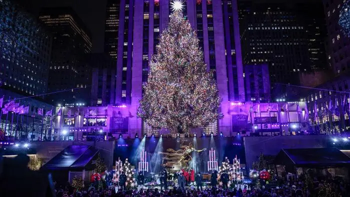 Das traditionelle Erleuchten der Lichter des Rockefeller-Weihnachtsbaums ist ein wichtiger Bestandteil der Weihnachtszeit in New York.