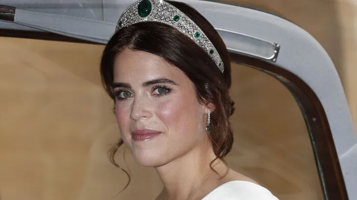 Mit Prinzessin Eugenie (28) hat wieder ein Enkelkind der Queen in diesem Jahr geheiratet. Eugenie hat ihrem langjährigem Freund Jack Brooksbank (32) in der St.-Georgs-Kapelle auf dem Gelände von Schloss Windsor das Jawort geben.