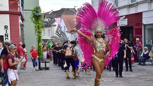 Das Samba-Festival ist ein beliebter Anziehungspunkt für zahlreiche Gäste