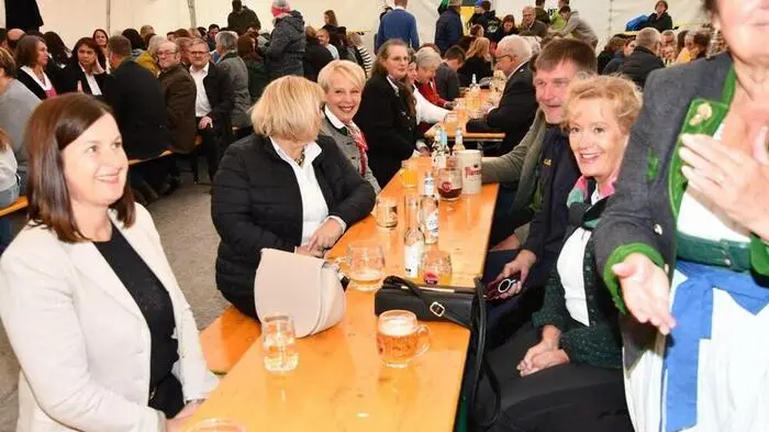 Die Gemeinde Ranten blickt in diesem Jahr auf 950 Jahre ihrer urkundlichen Erwähnung zurück und feierte das Jubiläum am vergangenen Samstag mit einem Dorffest. Für die Gemeindebürger gab es kostenloses Essen und Getränke, und eine Bläsergruppe des Musikvereins Ranten sorgte für den musikalischen Rahmen.