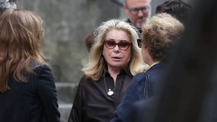 Die französische Schauspiellegende Catherine Deneuve erwies ihrer ehemaligen Kollegin die letzte Ehre.