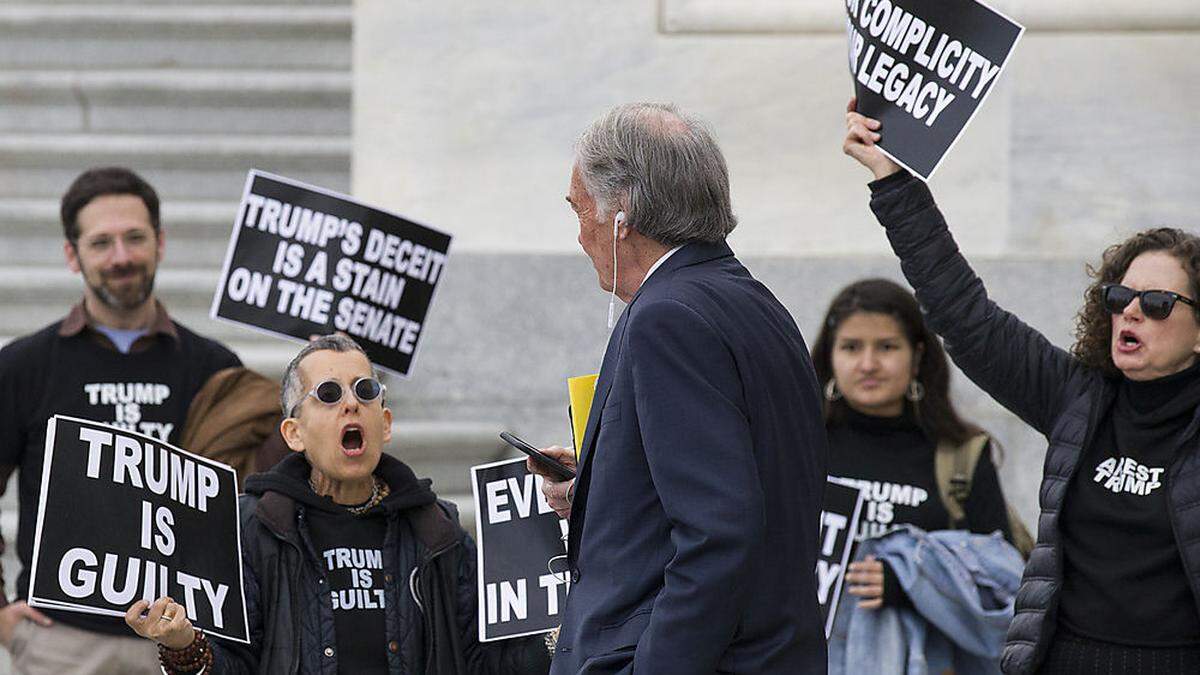 Demonstranten fordern eine Verurteilung Trumps