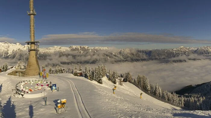 Mit 20 bis 30 Zentimetern Neuschnee meldete sich zu Wochenbeginn der Winter auf vielen steirischen Bergen an. Hier der Hauser Kaibling mit dem Dachstein im Hintergrund.  