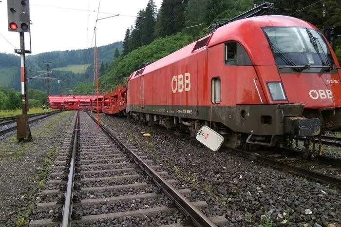 Ein Schienenersatzverkehr wurde eingerichtet - für den Fernverkehr zwischen Bruck und Mürzzuschlag, für den Nahverkehr zwischen Mitterdorf und Kindberg.