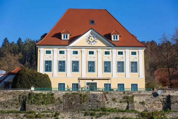 Seit dem Jahr 1949 gehört das Gut Familie Schlamadinger. Sie baute die Hofgebäude nach und nach in Ferienwohnungen um und sanierte das Schloss.