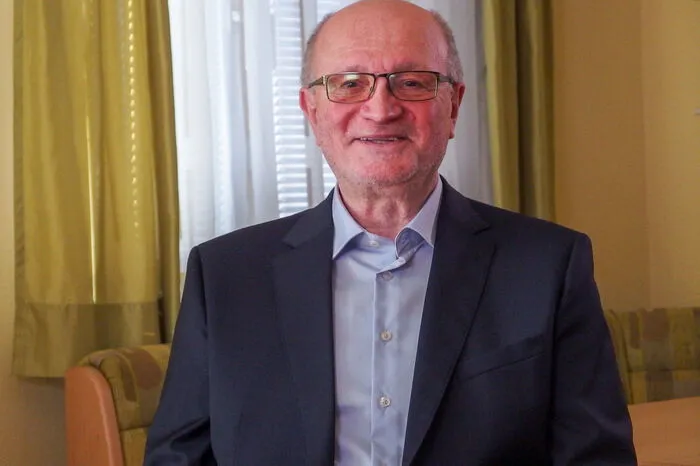 Herbert, 64-jähriger Pensionist aus Wien 15 sucht eine Dame zwischen 50 und 60 Jahren, die sportlich und schlank ist. Er sucht schon sehr lange, da bei ihm die Sportlichkeit im Vordergrund steht und „viele Damen es nicht wollen“. Zehn Kilometer geht er täglich und die neue Frau sollte da mithalten. Die Frau, in die sich Herbert verlieben könnte soll gepflegt sein und gut duften.
