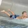 Ein Junge rutscht auf einer Wasserrutsche | In den Weihnachtsferien stehen Familienausflüge in Oberkärntens Thermen am Programm