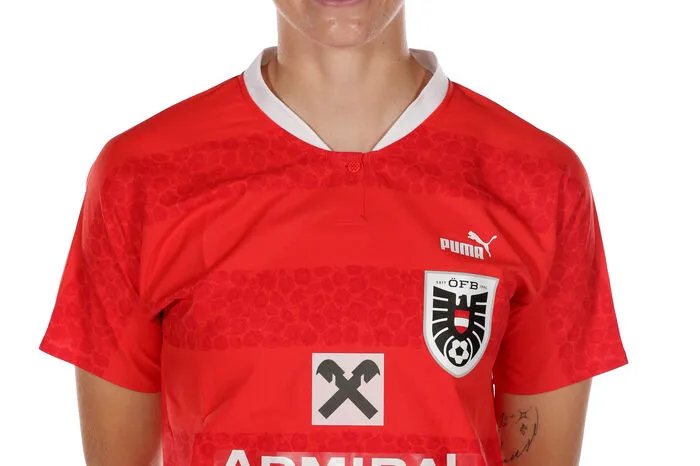 Geboren am 16. Mai 2001 (STMK). Die Mittelfeldspielerin fühlt sich mittlerweile in der Innenverteidigung am wohlsten. Die Fernitzerin wechselt nach der Euro von Hoffenheim zum 1. FC Köln.