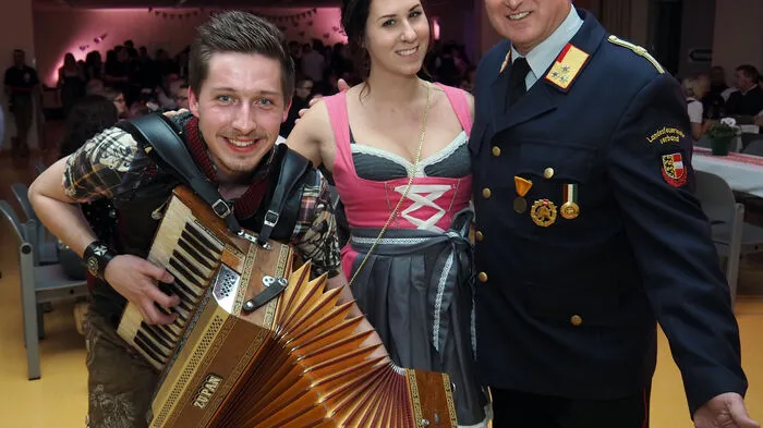 Im Gemeindezentrum Annabichl begrüßte Oskar Grabner (am Foto rechts zu sehen), der Kommandant der Freiwilligen Feuerwehr St. Georgen am Sandhof, Samstagabend die Ballgäste.