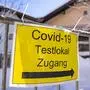 ABD0076_20210115 - ST. JOHANN - ÖSTERREICH: Hinweisschild mit der Aufschrift "Covid-19 Testlokal Zugang" während PCR-Testungen im Bezirk Kitzbühel nach Mutations-Verdachtsfällen in Jochberg am Freitag, 15.1.2021 in St. Johann in Tirol. - FOTO: APA/EXPA/JOHANN GRODER
