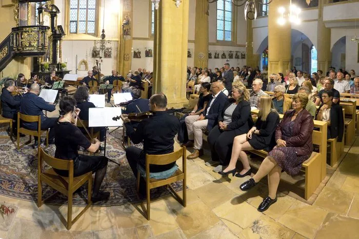 Auch hier wieder eine solistische Überraschung: Die schweizerisch-österreichische Cellistin Alessandra Doninelli, die unter anderem bei der Berliner Philharmonie mit einem Cellokonzert debütierte, begeisterte mit Joseph Haydns Konzert in D- Dur für Violoncello und Orchester, das Publikum.