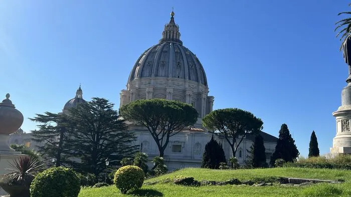 Von den Vatikanischen Gärten gibt es einen anderen Blickwinkel auf den Petersdom