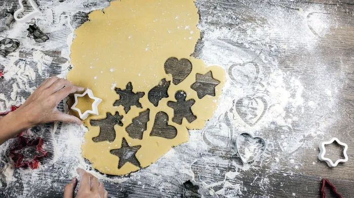 Backe, backe Kekse – Was tun bei Mehlflecken?Ohne Kekse geht es einfach nicht. So mancher Österreicher ist darin vielleicht nicht ganz so geübt und kaum hat man mit der Zubereitung des Teiges angefangen, ist der Pulli auch schon weiß getupft. Instinktiv wischt man sich das Mehl direkt vom Stoff – Wischen ist hier jedoch kontraproduktiv. Besser ist, die weißen Schatten mit einem sauberen Geschirrtuch auszuklopfen, da so das Mehl nicht in die Fasern der Kleidung eingerieben wird. „Sollte Mehl auch am Hartboden gelandet sein, kann man es einfach mit einem Staubsauger wegsaugen und falls notwendig die Reste feucht aufwischen“, weiß Norbert Schechner, Marketingleiter bei Vorwerk Kobold.