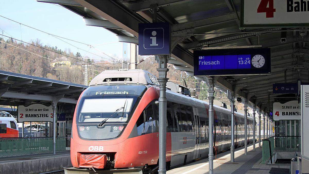 Der Zug war bereits abfahrbereit als das Mädchen auf das Gleis gestoßen wurde. 