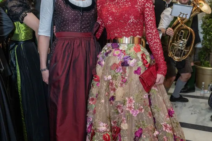 Roben in Rot. Designerin Eva Poleschinski und Elisabeth Täubl