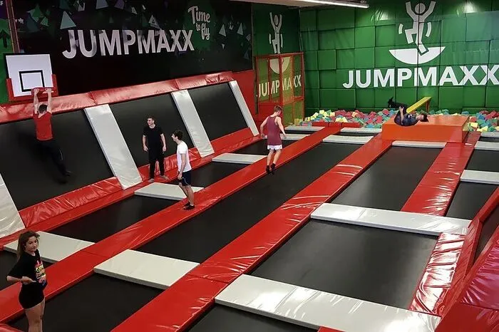 Gewagte Saltos gelingen auch bei Jumpmaxx in der Triester Straße 488 machen. www.maxx-e.com