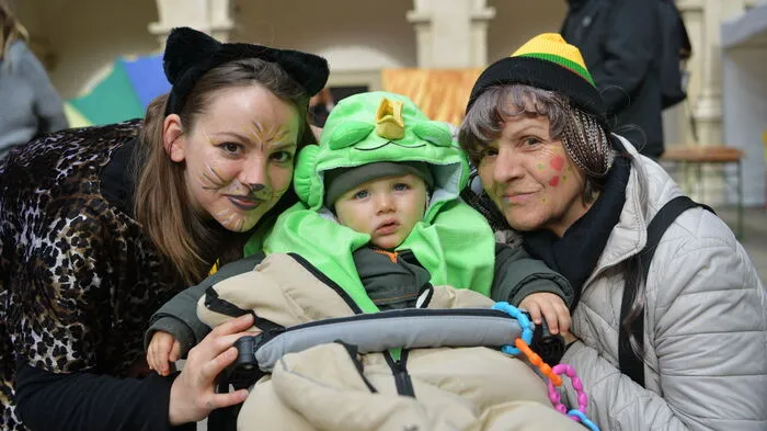 Die Jüngsten sind bereits im Landhaushof eingetroffen und feiern den Fasching!