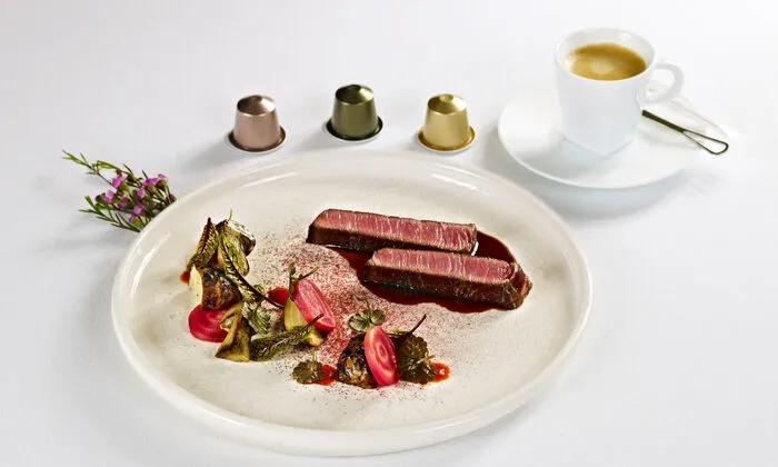 Jungstier mit Rotkraut, Pfefferoni und verschiedenen Rüben