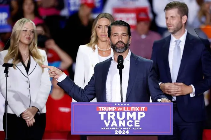 Trumps ältester Sohn Don Jr. hat im Wahlkampf eine besonders große Rolle gespielt. Er absolvierte Auftritte vor Anhängern, gab Interviews und soll auch hinter den Kulissen großen Einfluss gehabt haben. Dass Trump den Senator J.D. Vance zu seinem Vizekandidaten machte, soll Don Jr. vorangetrieben haben. Auf dem Parteitag der Republikaner in Milwaukee war zu sehen, wie gut sich die beiden Männer verstehen. Dennoch hat Don Jr. bisher keinen Posten in Trumps Regierung in Aussicht gestellt bekommen - stattdessen soll er Berichten zufolge im Finanzbereich tätig werden. Es ist aber davon auszugehen, dass er auch weiterhin im Hintergrund mit die Strippen zieht.