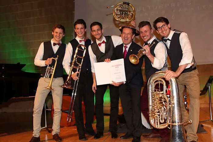 Sorgten für gute Laune: das BlechReiz Brass Quintett mit dem „behelmten“ Kulturreferenten Christian Benger 
