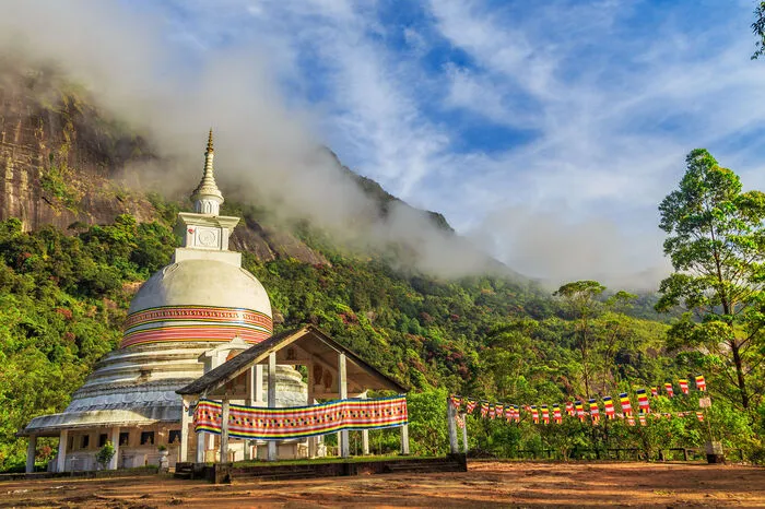 Der 2243 Meter hohe Berg liegt in der zentralen Hochlandregion Sri Lankas, eine Zugfahrt von der Hauptstadt Colombo entfernt. Der Aufstieg sollte am besten mitten in der Nacht angetreten werden, sodass rechtzeitig der Gipfel zum Sonnenaufgang erreicht ist – die ideale Zeit für das nächste Postkartenfotomotiv.
