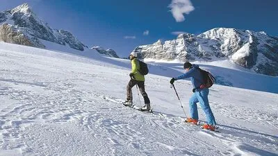 Das Tourengehen – nicht nur in der freien Natur, sondern auch auf den Pisten der Skigebiete – wird von Jahr zu Jahr beliebter. Jetzt werden dafür erstmals in der Steiermark auch Gebühren verlangt 