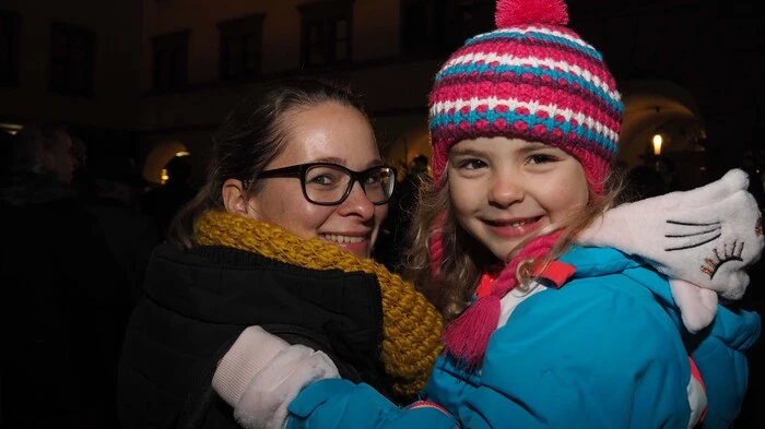 Seit Donnerstagabend ist auch der Domplatz in Klagenfurt in Weihnachtsstimmung. Der Christkindlmarkt eröffnete mit viel Musik und dem Segen von Dompfarrer Peter Allmaier . . .