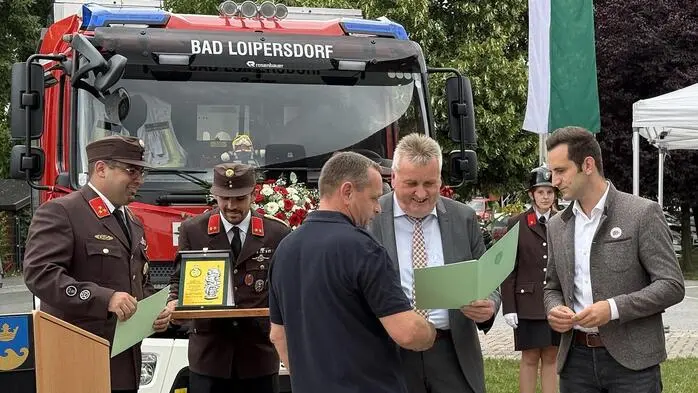 Nach einem zünftigen Tusch des Musikvereines Therme Loipersdorf unter der Leitung von Kapellmeister Rudi Kohl vor dem Rüsthaus berichtete Wehrkommandant Mathias Jandl beim Festakt: „Nach mehreren Jahren der Planung und Beratung ist das neue Einsatzfahrzeug mit 160 verschiedenen Geräten optimal auf die Bedürfnisse unserer Wehr abgestimmt.“ 