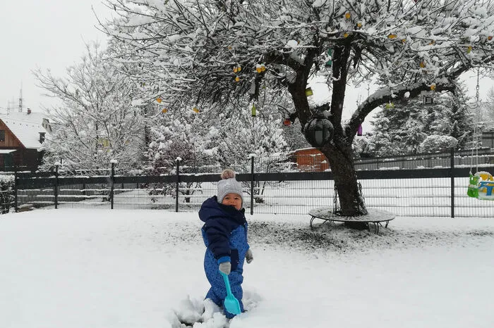 Felix aus St. Peter-Freienstein wandert im Schnee.