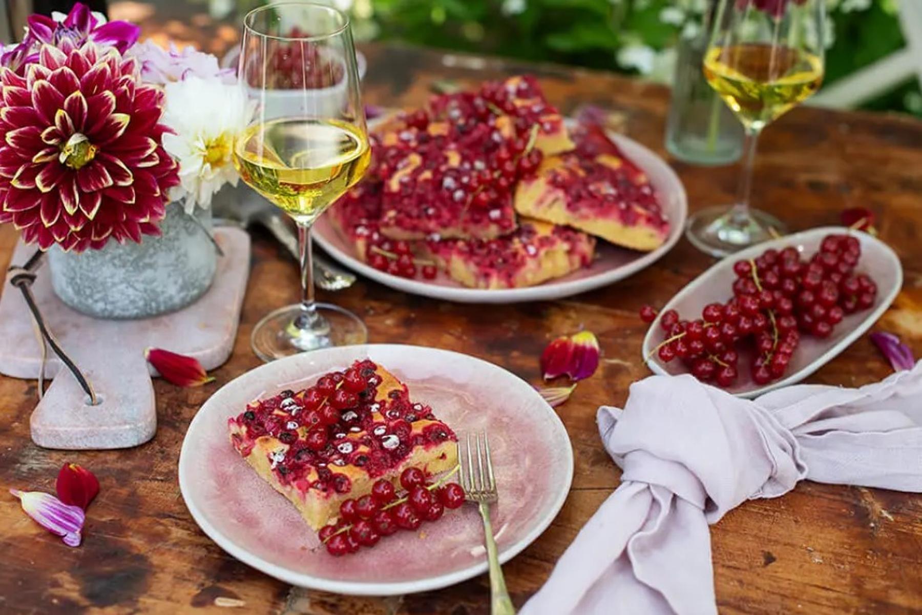 Rezept: Luftiger Ribisel-Blechkuchen