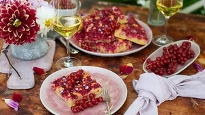 Sommergenuss: Saftiger Ribisel-Blechkuchen